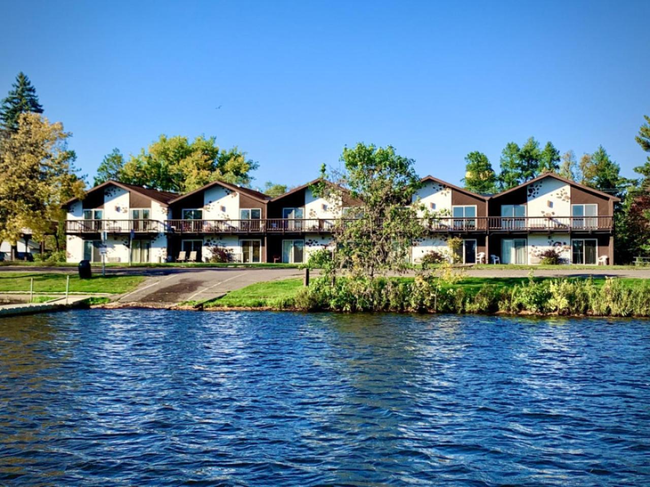 Bridge Inn Tomhawk - 2Nd Floor, 1 King Size Bed, Balcony, River View Tomahawk Eksteriør bilde