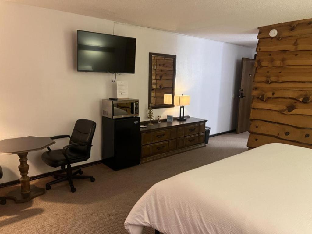 Bridge Inn Tomhawk - 2Nd Floor, 1 King Size Bed, Balcony, River View Tomahawk Eksteriør bilde