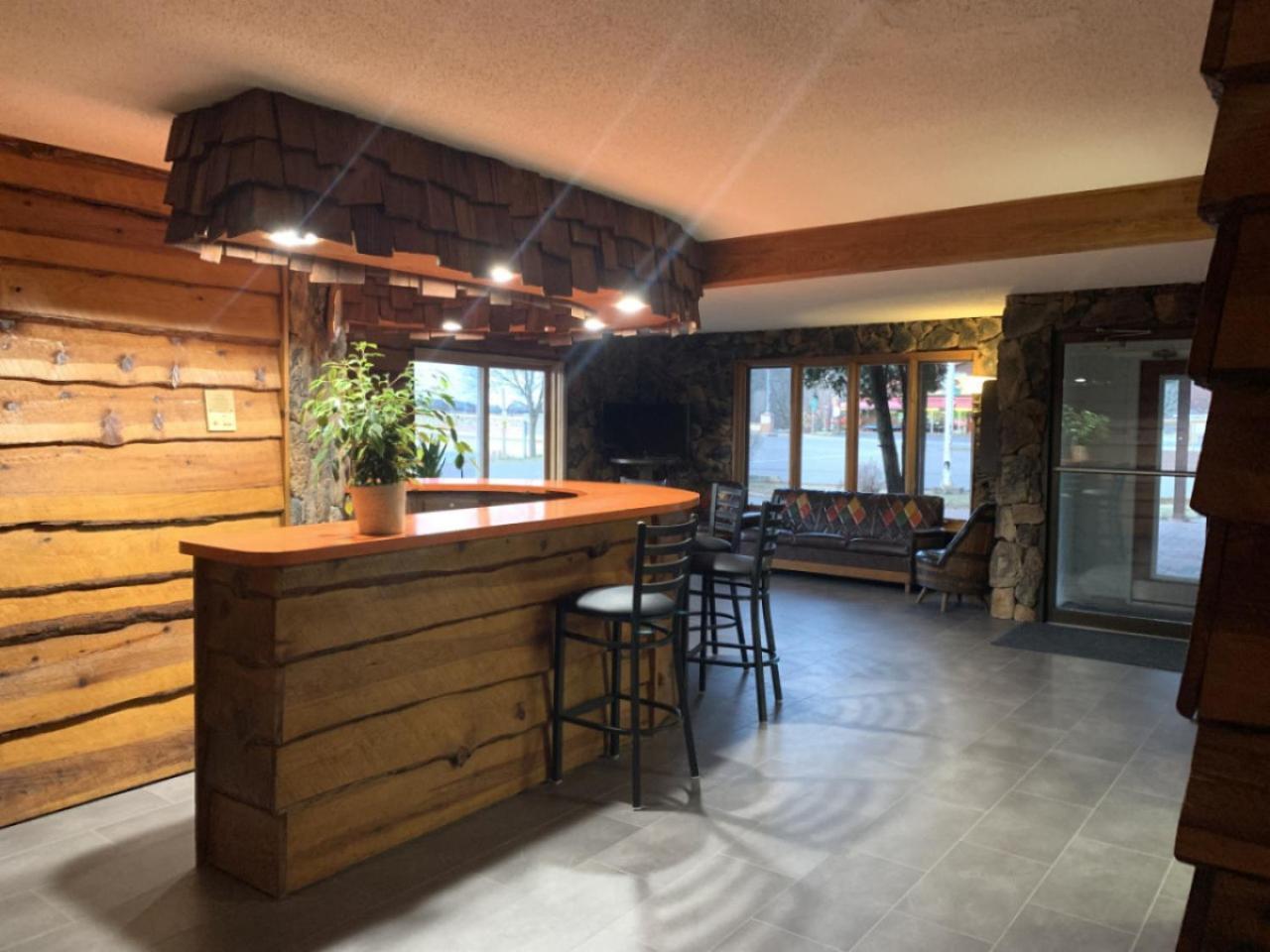 Bridge Inn Tomhawk - 2Nd Floor, 1 King Size Bed, Balcony, River View Tomahawk Eksteriør bilde