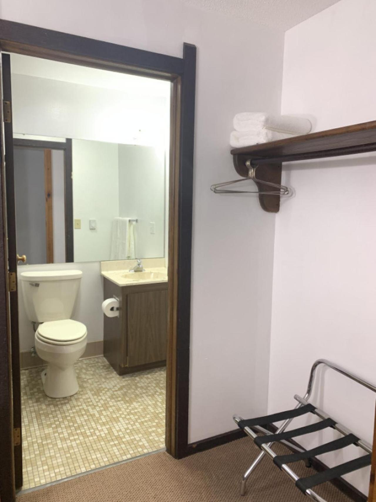 Bridge Inn Tomhawk - 2Nd Floor, 1 King Size Bed, Balcony, River View Tomahawk Eksteriør bilde