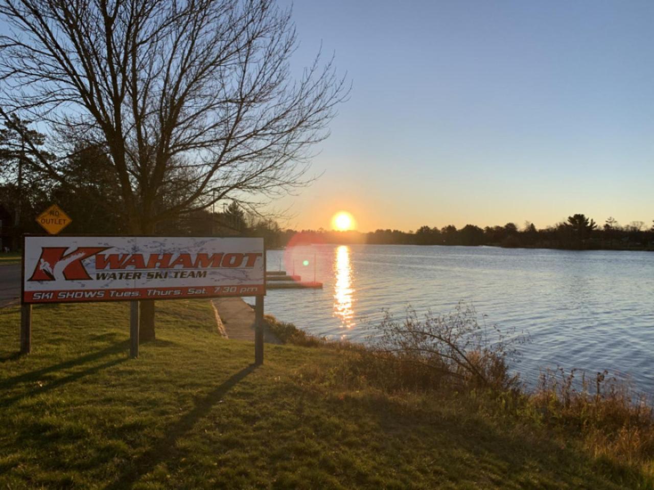 Bridge Inn Tomhawk - 2Nd Floor, 1 King Size Bed, Balcony, River View Tomahawk Eksteriør bilde