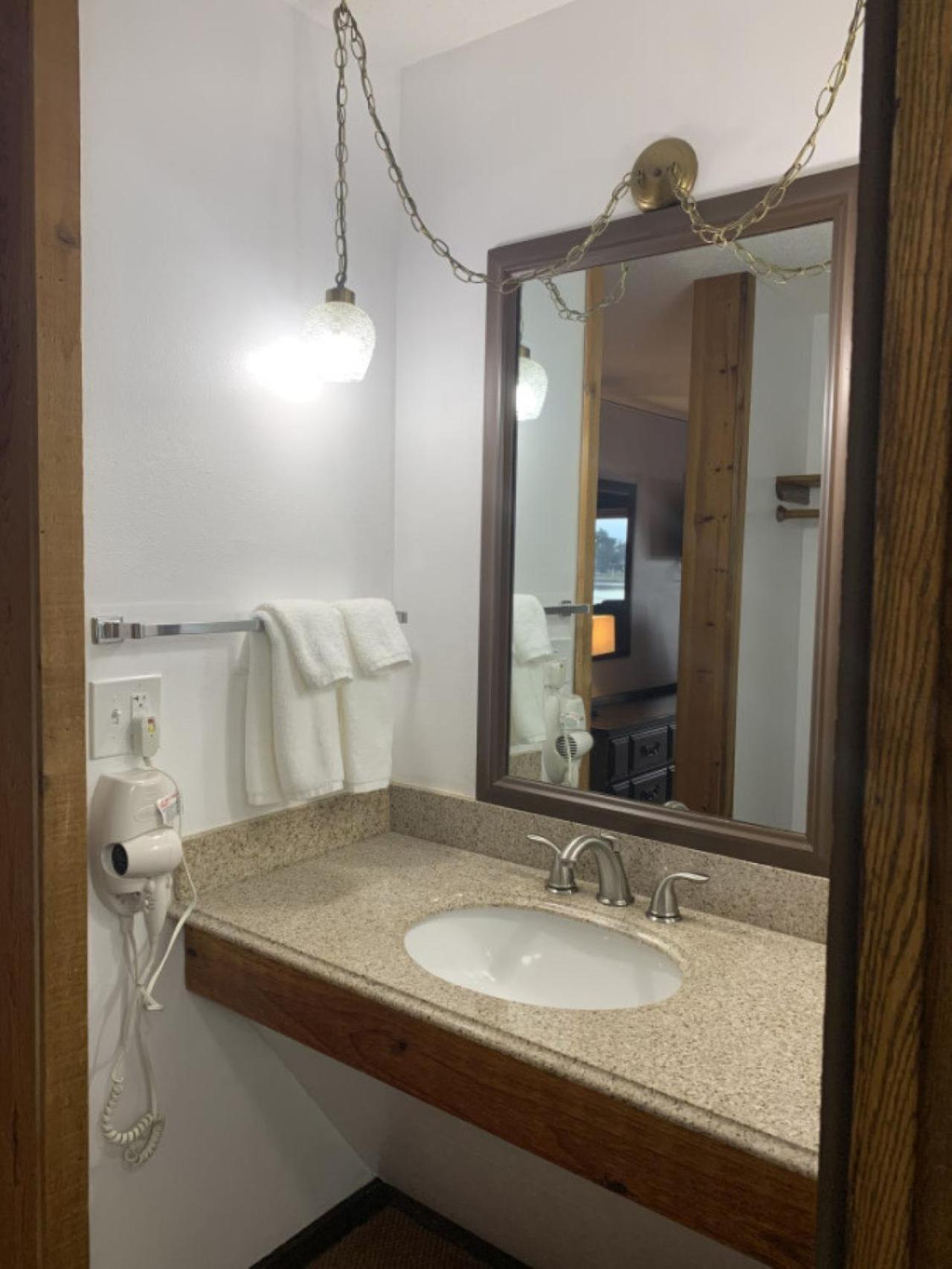 Bridge Inn Tomhawk - 2Nd Floor, 1 King Size Bed, Balcony, River View Tomahawk Eksteriør bilde